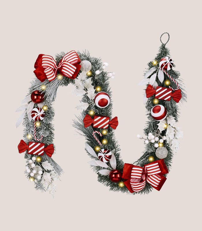 christmas-wreath-with-red-and-white-luminous-garland