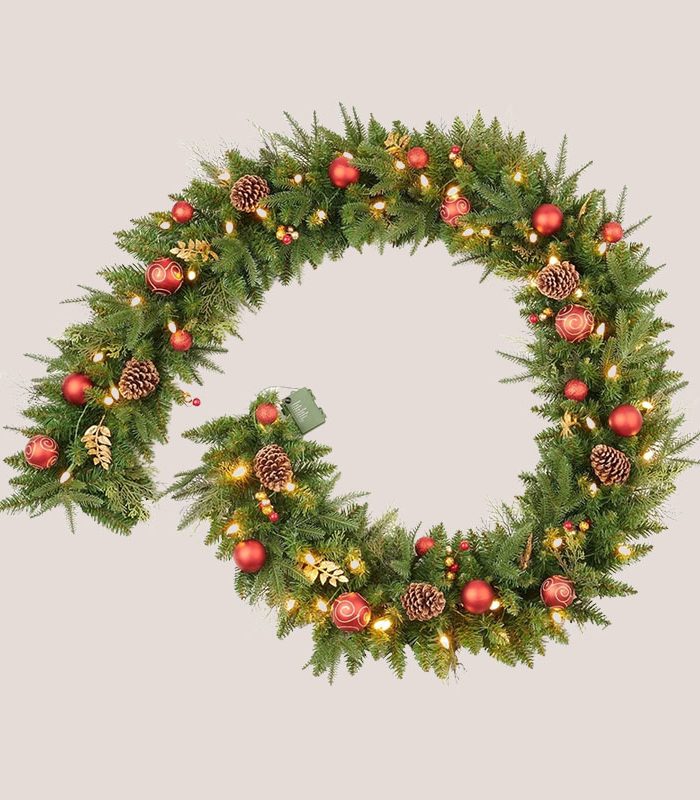 christmas-wreath-for-indoor-and-outdoor-mantels-and-stairs